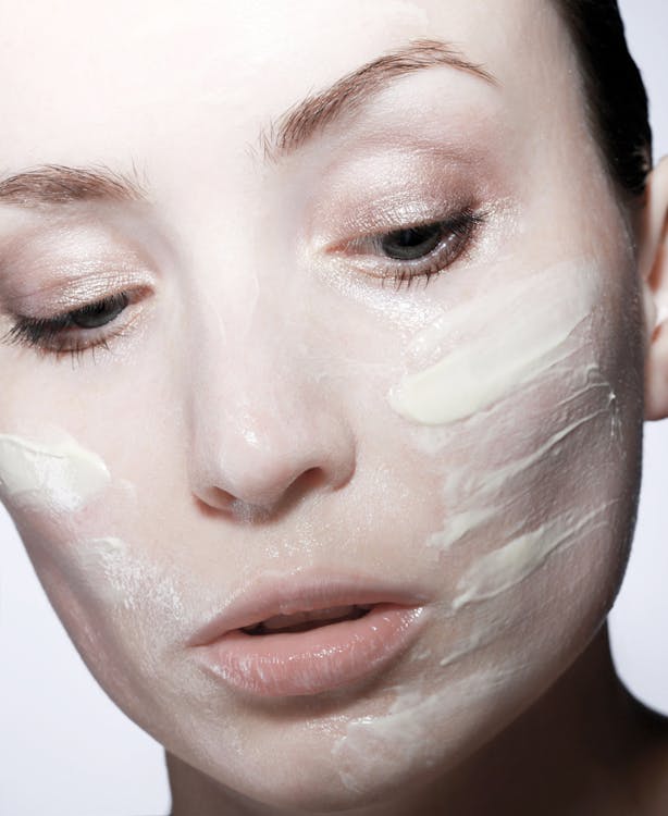 Aplicar crema hidratante para tratamiento de acné
