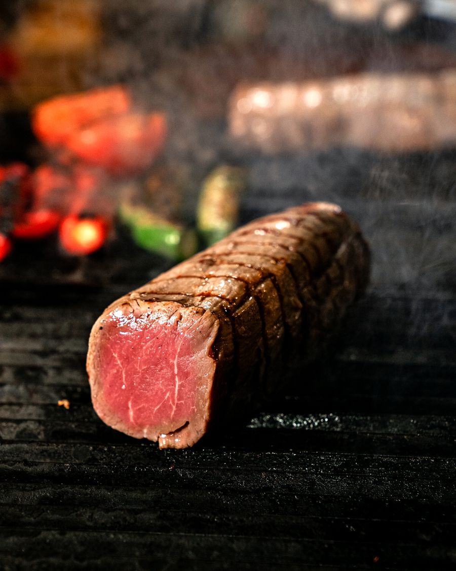 Cena preparada en una cocina con utensilios y electrodomésticos de apoyo