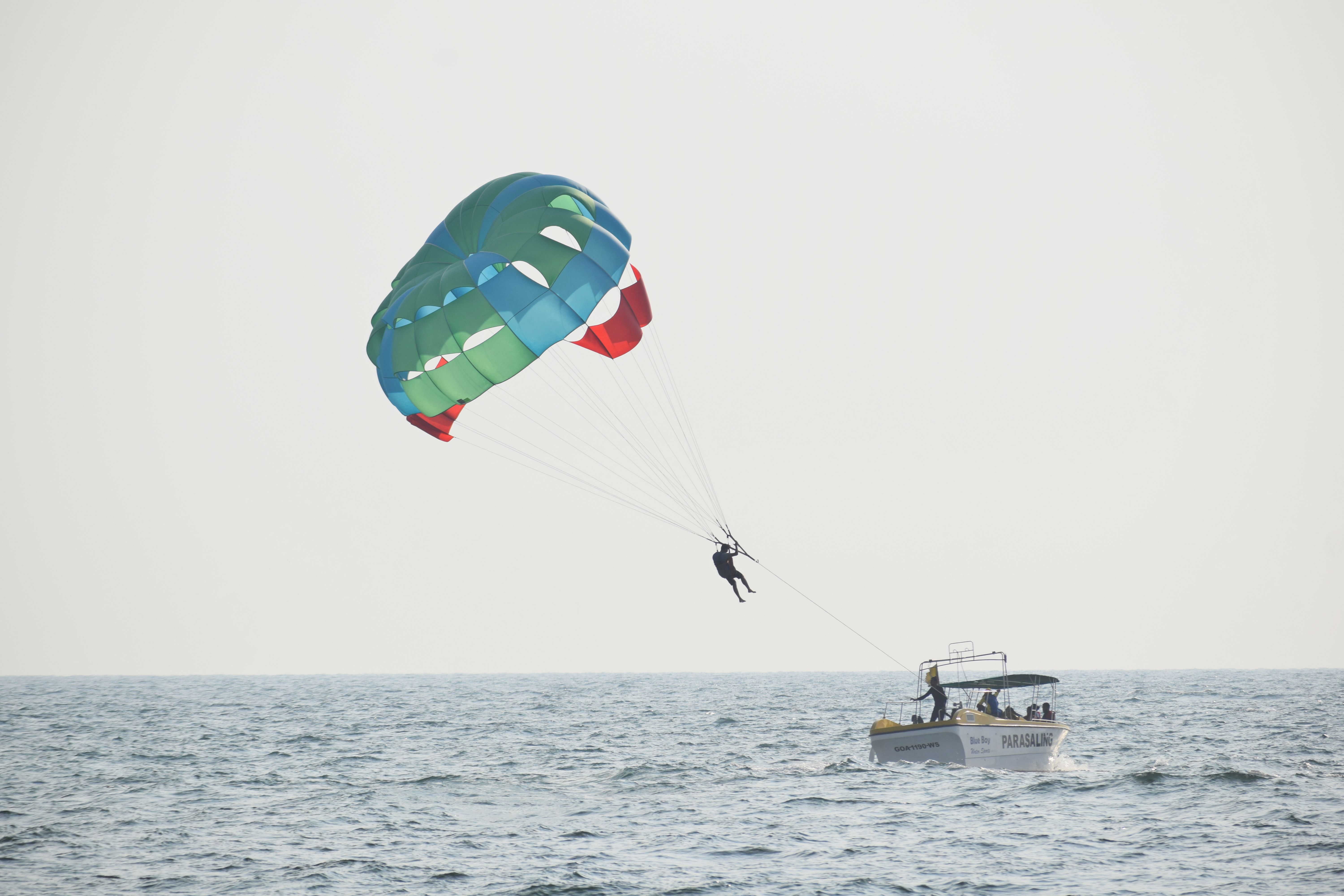 Gratis Un'emozionante esperienza di parasailing sul mare con un paracadute colorato e un motoscafo. Foto a disposizione