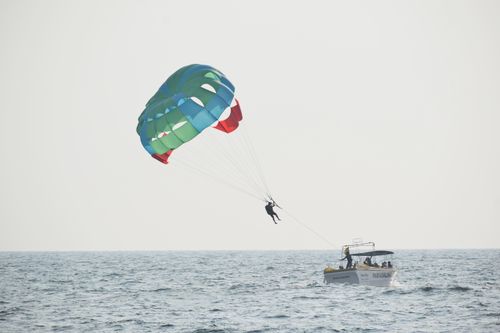 Gratis Un'emozionante esperienza di parasailing sul mare con un paracadute colorato e un motoscafo. Foto a disposizione