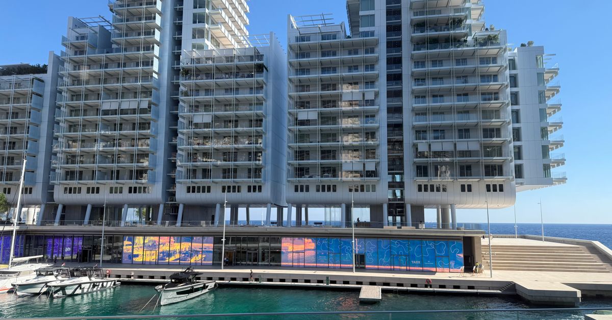 Sunflow High Rise Modern waterfront high-rise architecture view · Free Stock Photo
