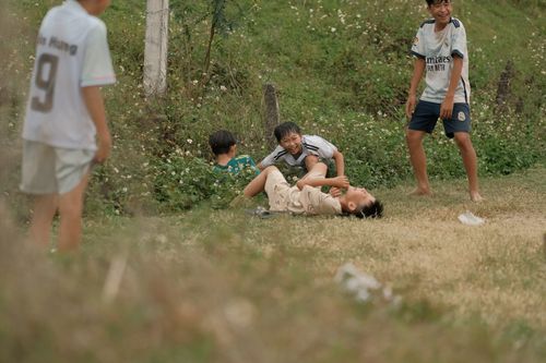 Niños Jugando En Un Campo De Hierba Al Aire Libre. · Foto de stock gratuita