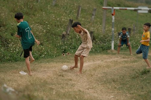 Niños Jugando En Un Campo De Hierba Al Aire Libre. · Foto de stock gratuita