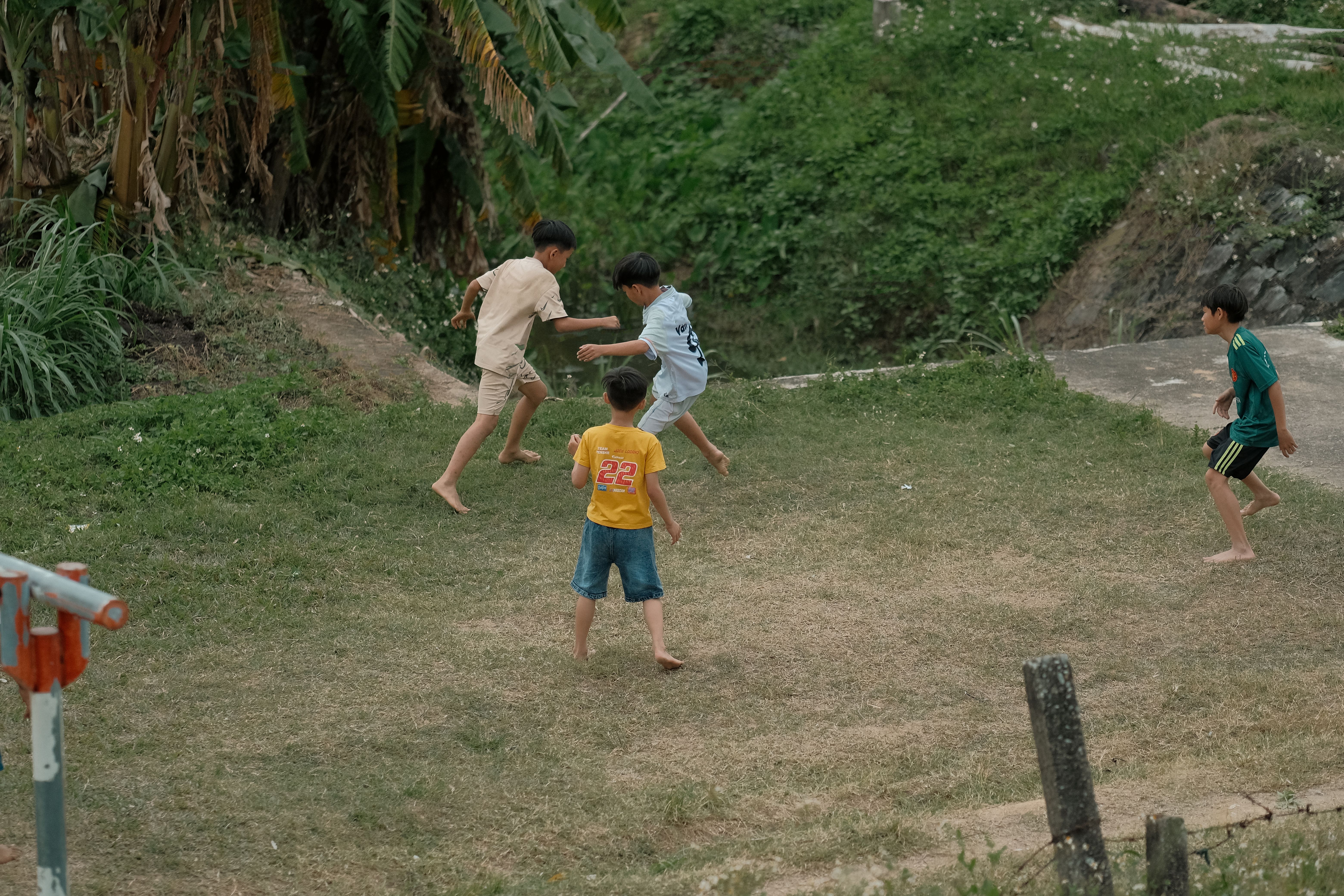 Niños Jugando En Un Campo De Hierba Al Aire Libre. · Foto de stock gratuita
