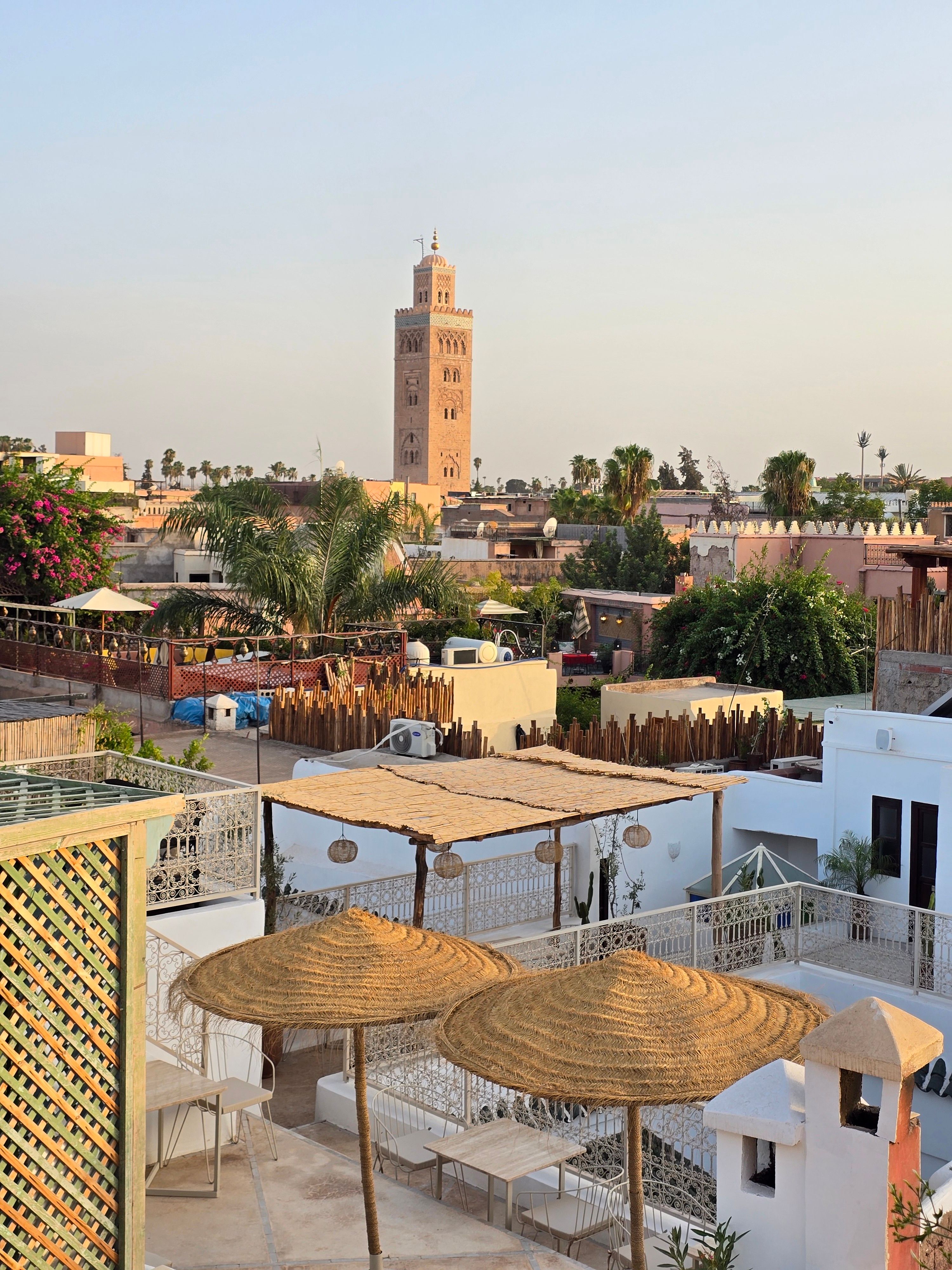 Vista de Marrakech con la mezquita Koutoubia al atardecer