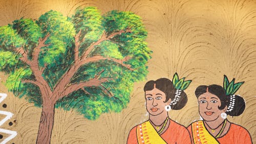 Zwei Frauen Neben Baummalerei