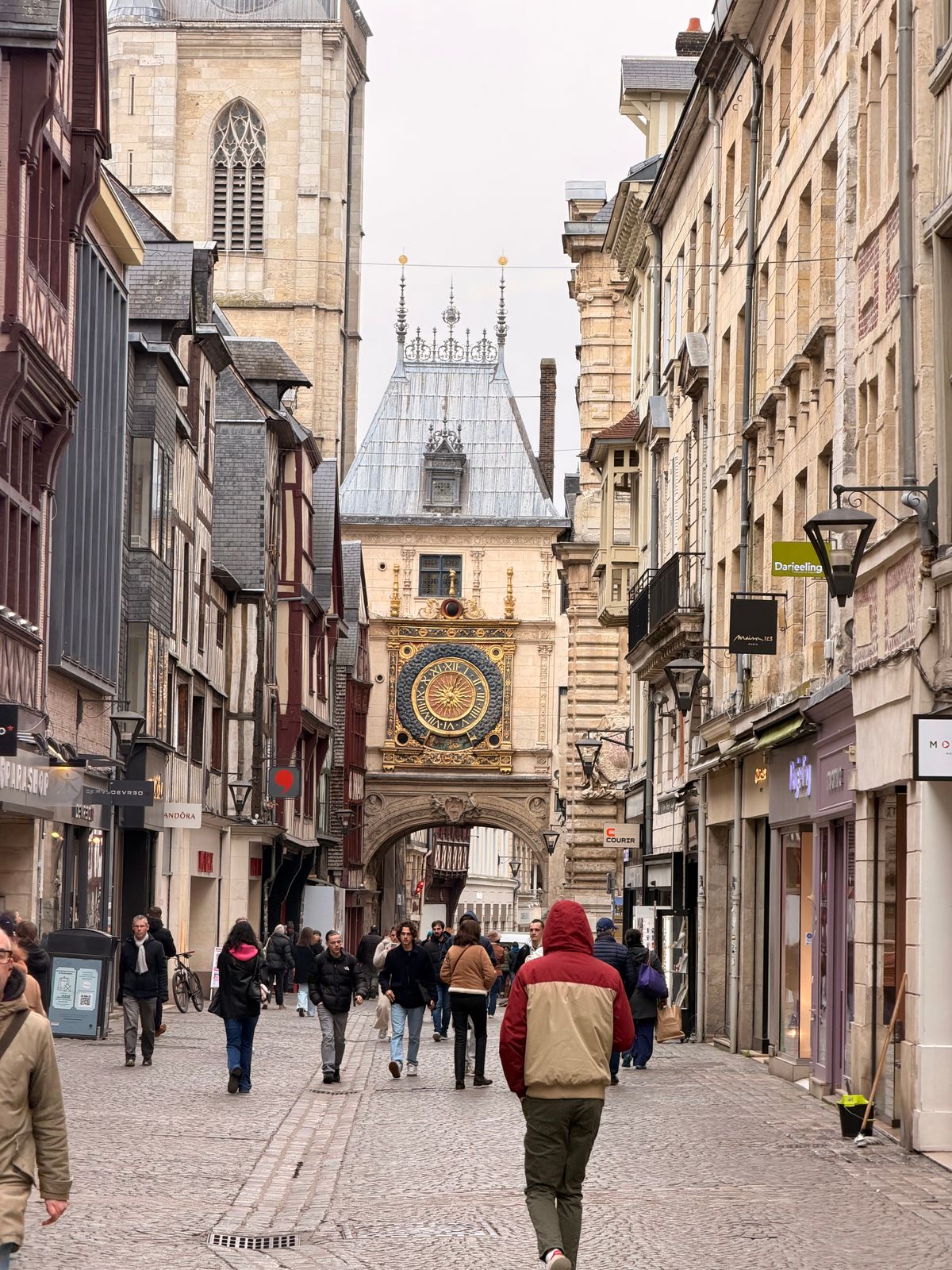 Straßenleben in Rouen — Restaurants an jeder Ecke