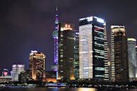 上海令人惊叹的夜间天际线，以标志性的东方明珠塔为特色