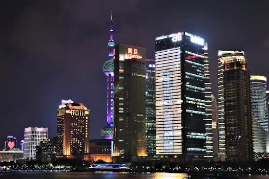 上海令人惊叹的夜间天际线，以标志性的东方明珠塔为特色