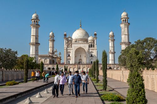 Free Bibi Ka Maqbara, a Mughal architectural marvel in Aurangabad, with groups of visitors enjoying the sunny day. Stock Photo