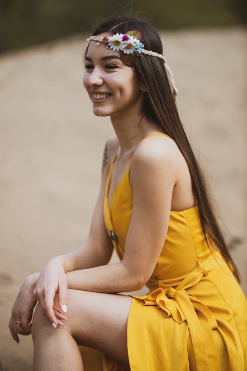 Uśmiechnięta Kobieta W żółtej Sukience