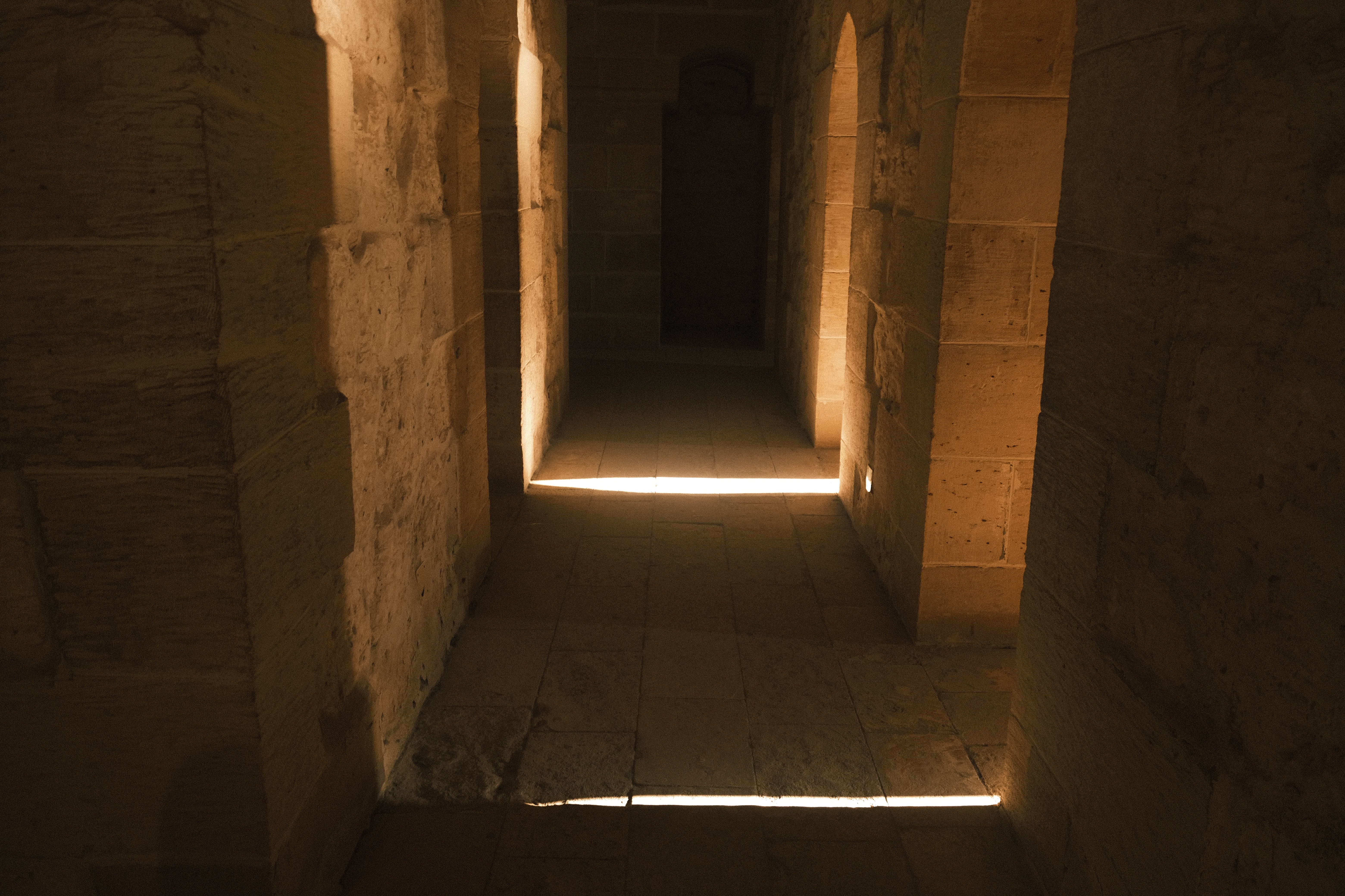 Le Secret des Couloirs qui S'Estompent dans la Brume du Manoir des Ombres Disparues : Quand les Paro