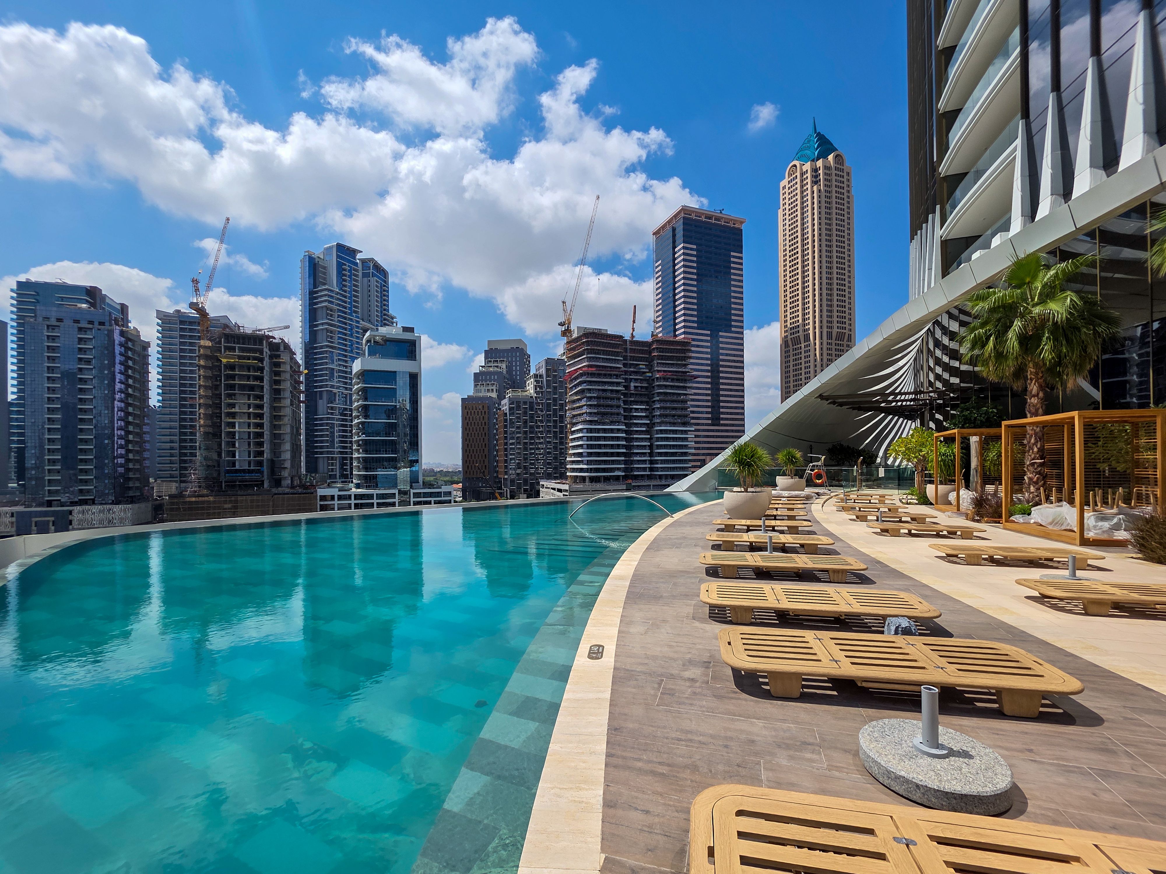 Luxury Rooftop Infinity Pool with Skyline View · Free Stock Photo