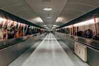 德国法兰克福有一条光线充足的现代化地下人行隧道