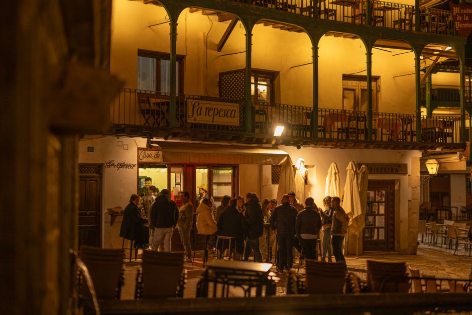Cliente escaneando código QR para ver la carta digital