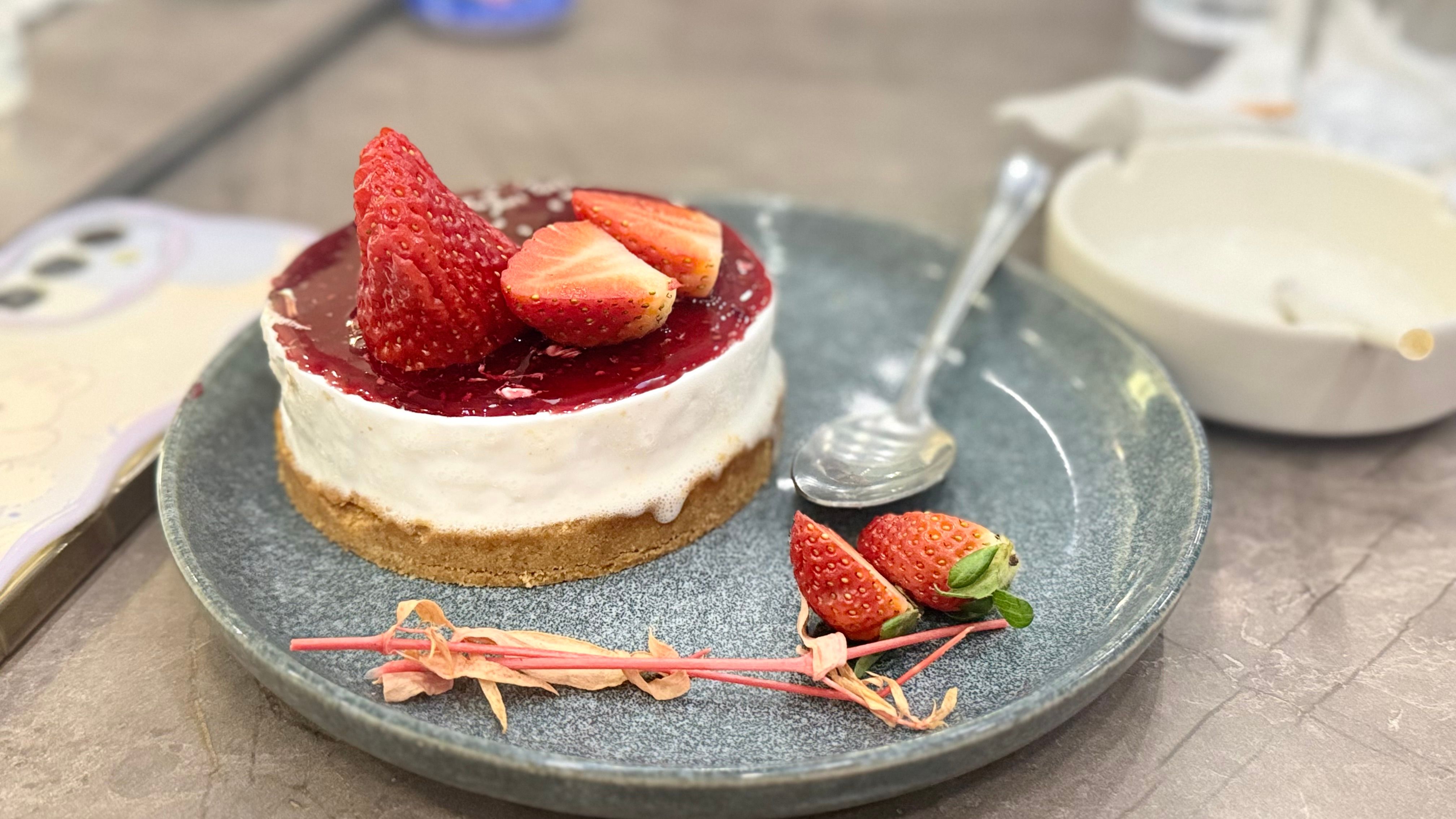 Healthy no bake cheesecake topped with fresh berries in a mason jar