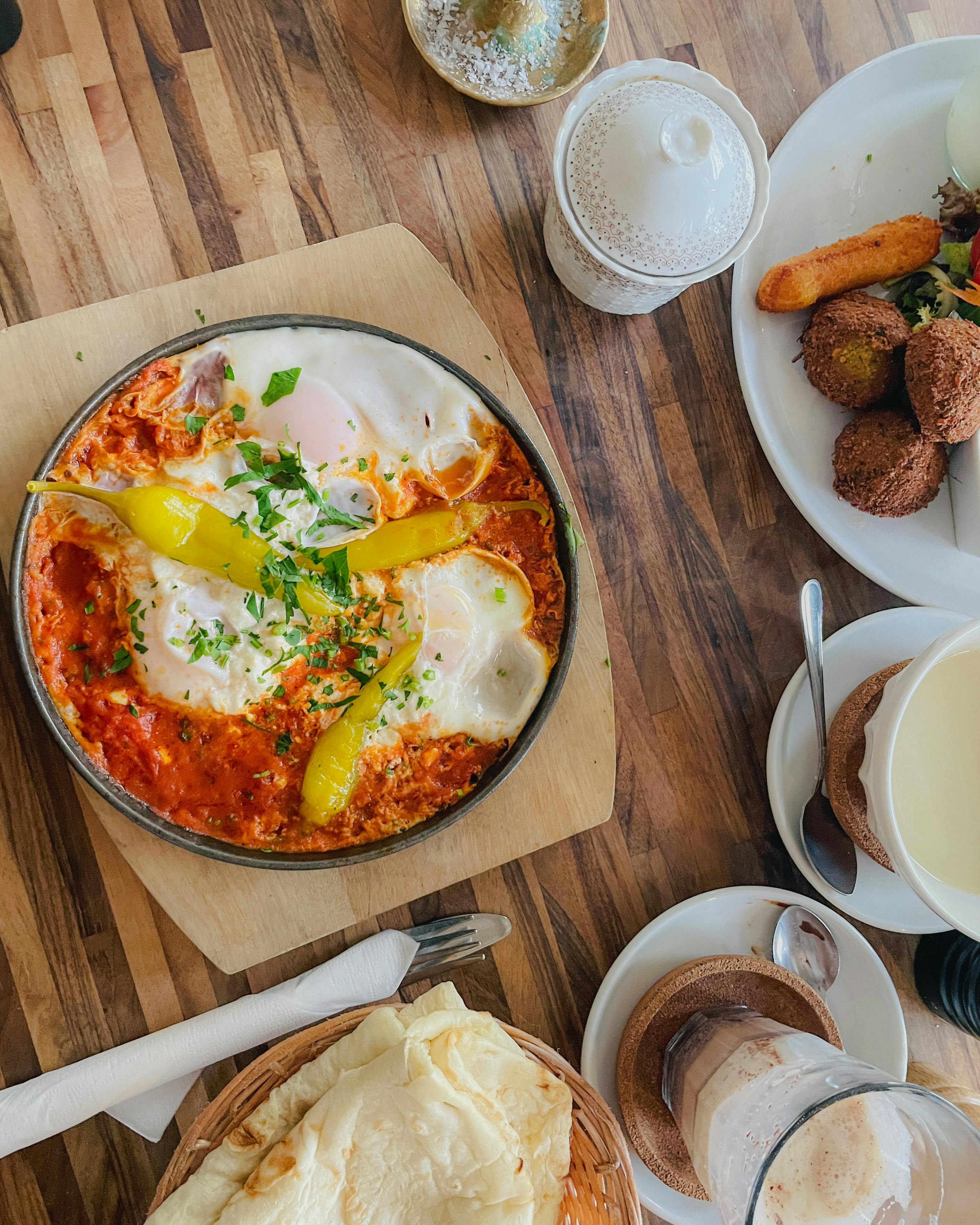 무료 독일 킬에서 즐기는 다채로운 샤크슈카와 팔라펠. 맛있는 아침 식사나 브런치로 제격입니다. 스톡 사진