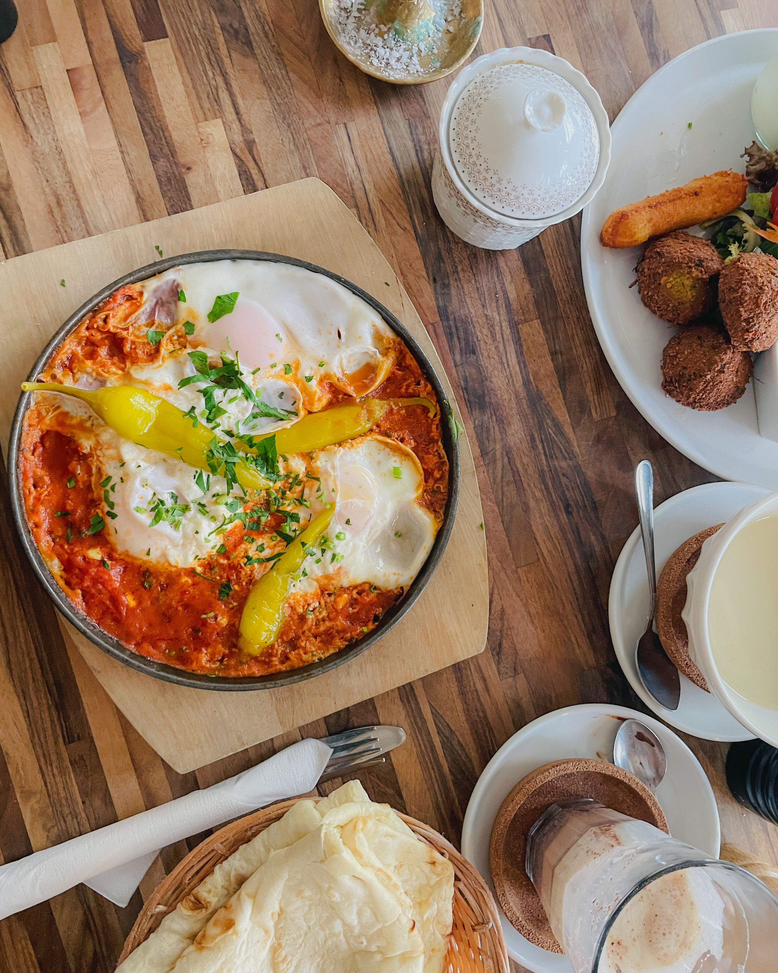 Gratuit O varietate vibrantă de shakshuka și falafel în Kiel, Germania. Perfectă pentru un mic dejun sau un brunch delicios. Fotografie de stoc