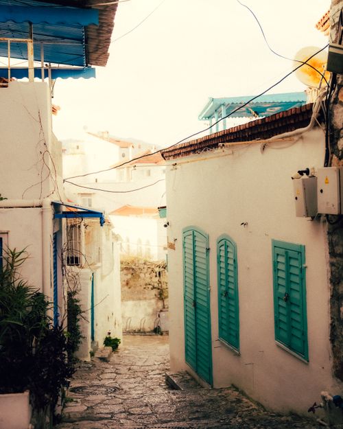 Free Historic alleyway in Marmaris, Türkiye showcasing whitewashed houses with blue shutters. Stock Photo