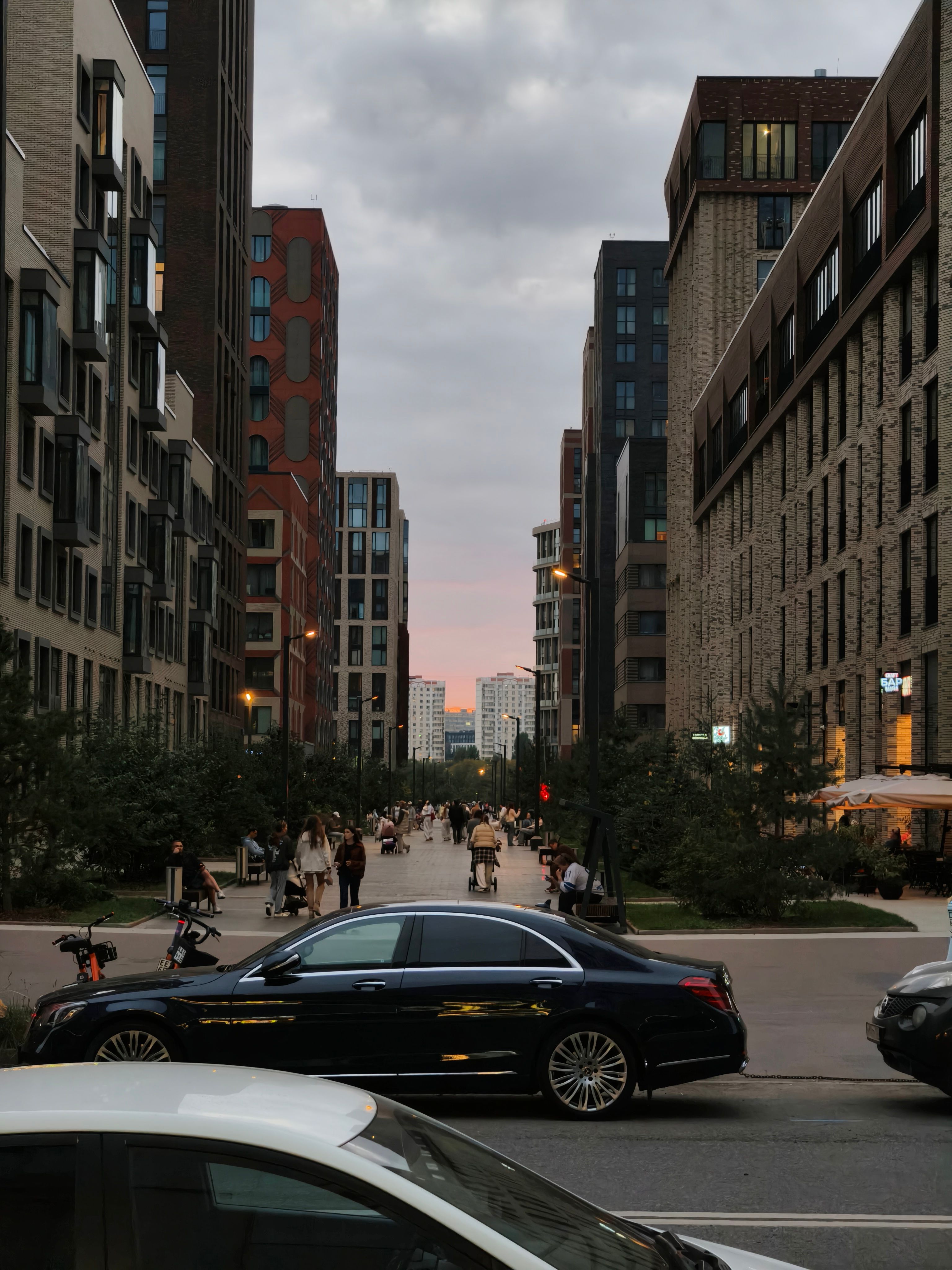 Modern Urban Street Scene at Dusk · Free Stock Photo