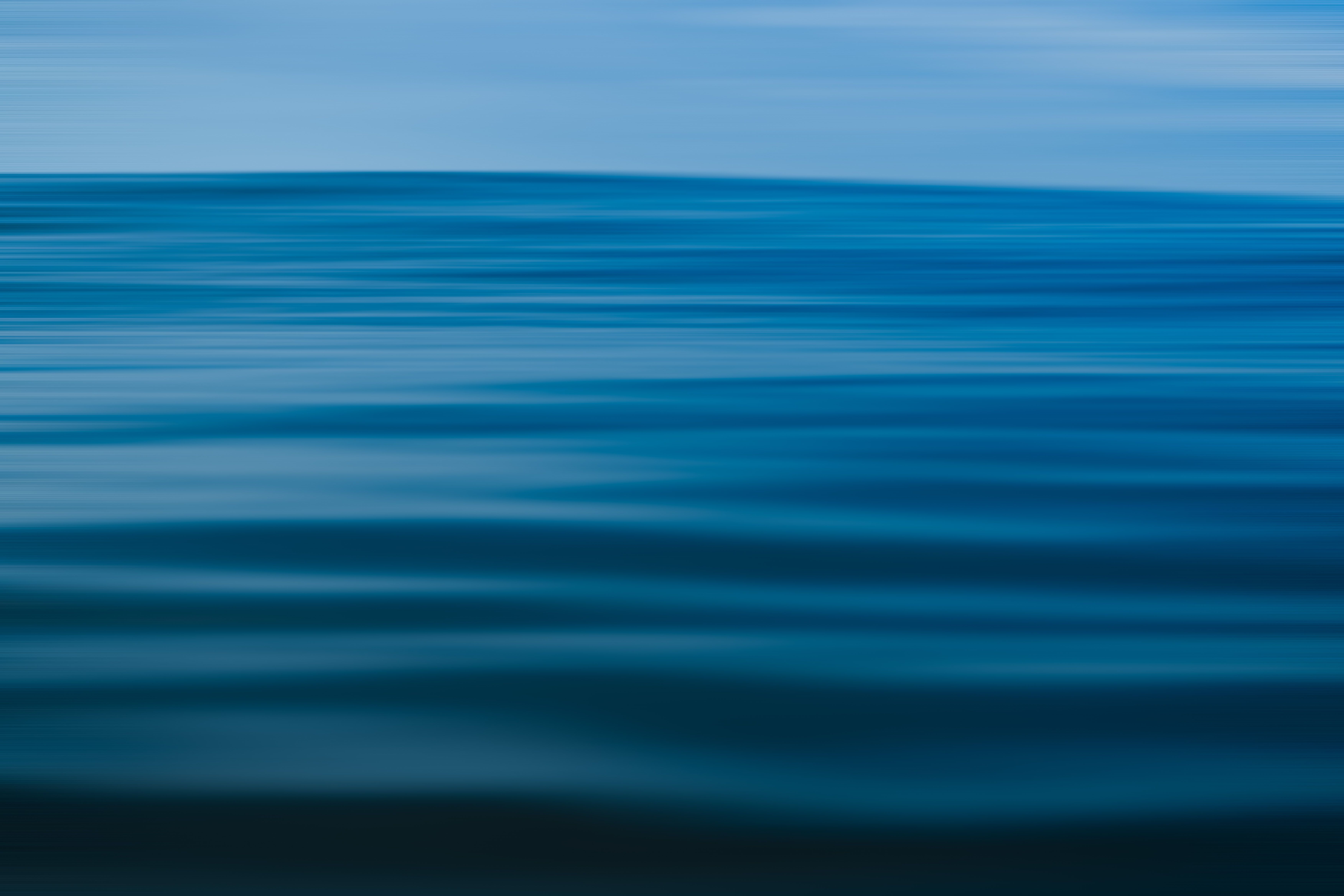 Fotomural Una imagen abstracta y calmante de suaves olas del océano en tonos azules.