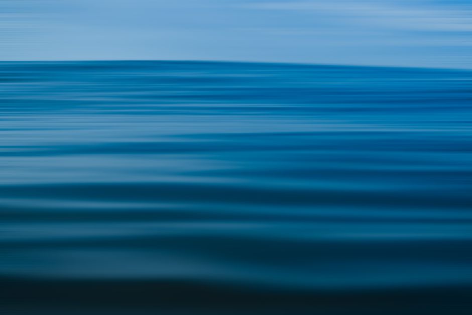 Fotomural Una imagen abstracta y calmante de suaves olas del océano en tonos azules.