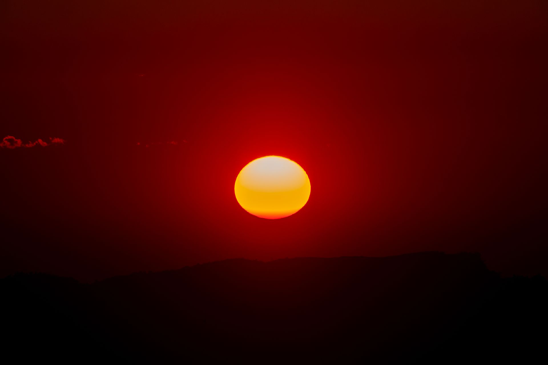La silueta oscura de Venus cruzando el disco del Sol durante un tránsito