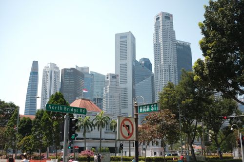 Free Vibrant cityscape of downtown Singapore featuring towering skyscrapers and lush greenery. Stock Photo