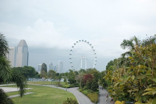 Free Explore the lush greenery and iconic Singapore Flyer with a stunning city skyline backdrop. Stock Photo