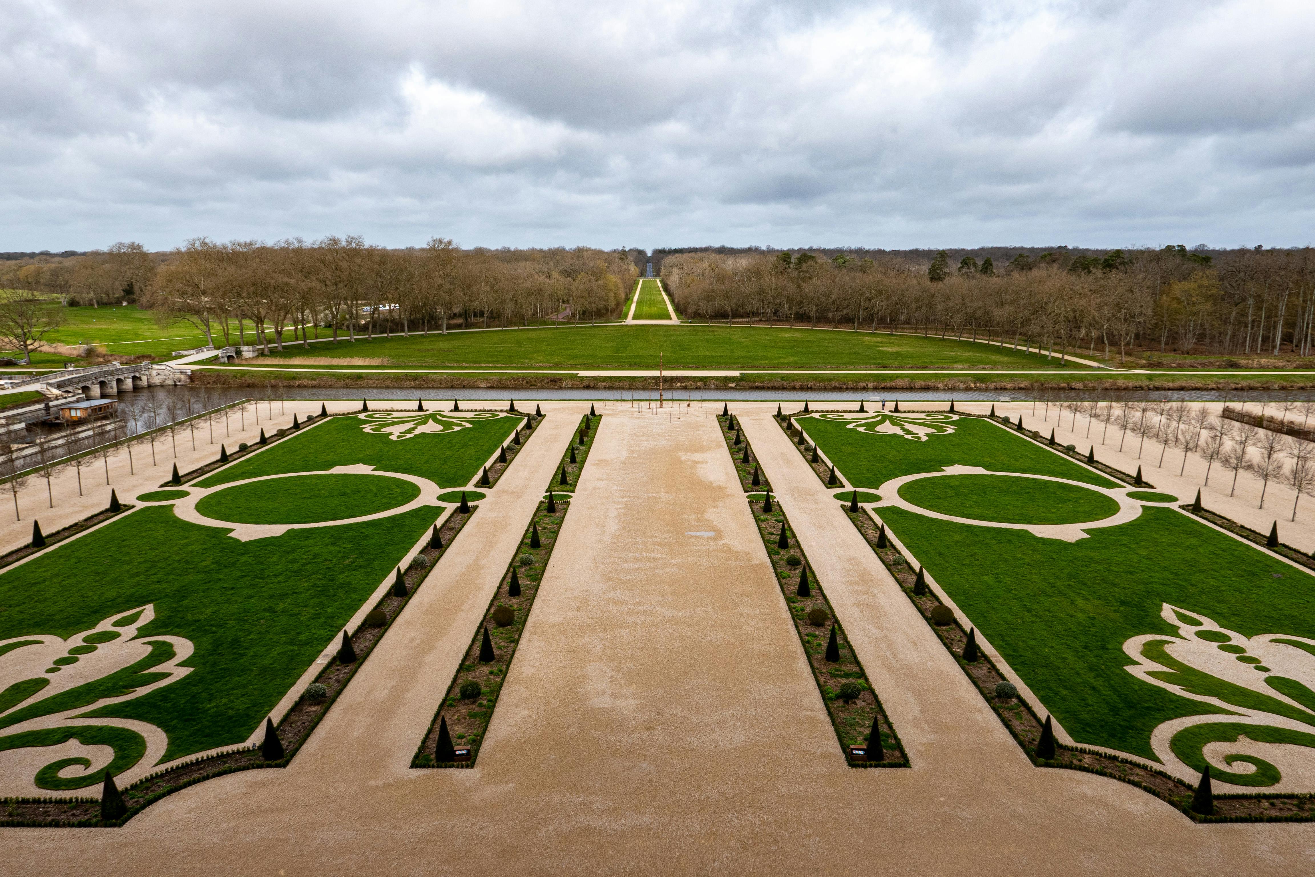 Вид с воздуха на симметричные регулярные французские сады Château de Chambord, Chambord, Франция