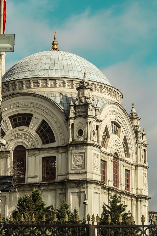 Free Elegant architecture of an iconic mosque in Istanbul under a clear blue sky. Stock Photo