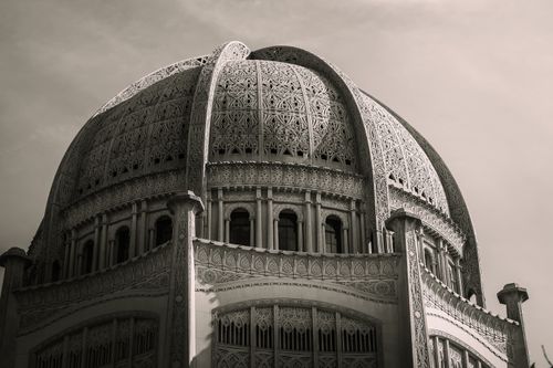 Free Black and white photo of the Baha'i House of Worship dome in Wilmette, Illinois with intricate architectural details. Stock Photo