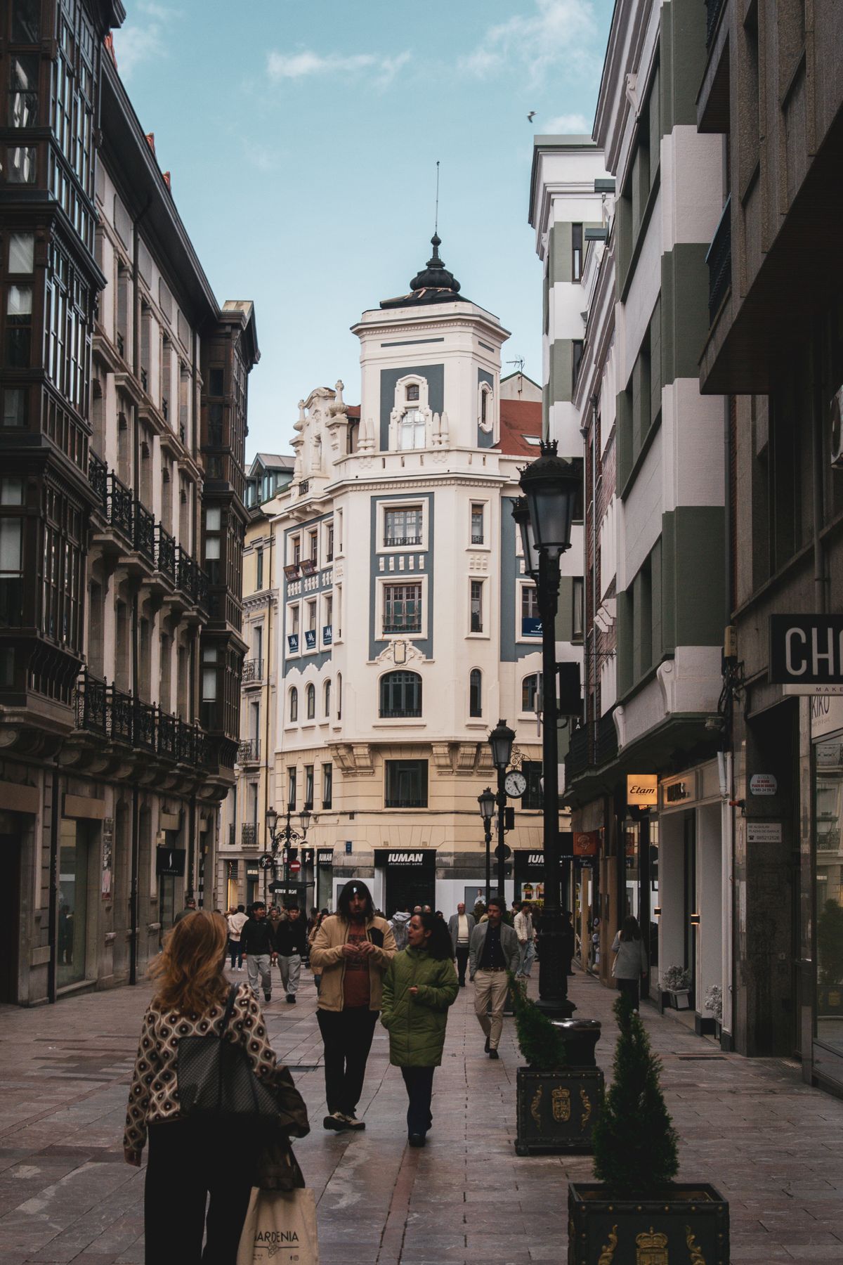 Elegante Straßenszene in Oviedo, Spanien