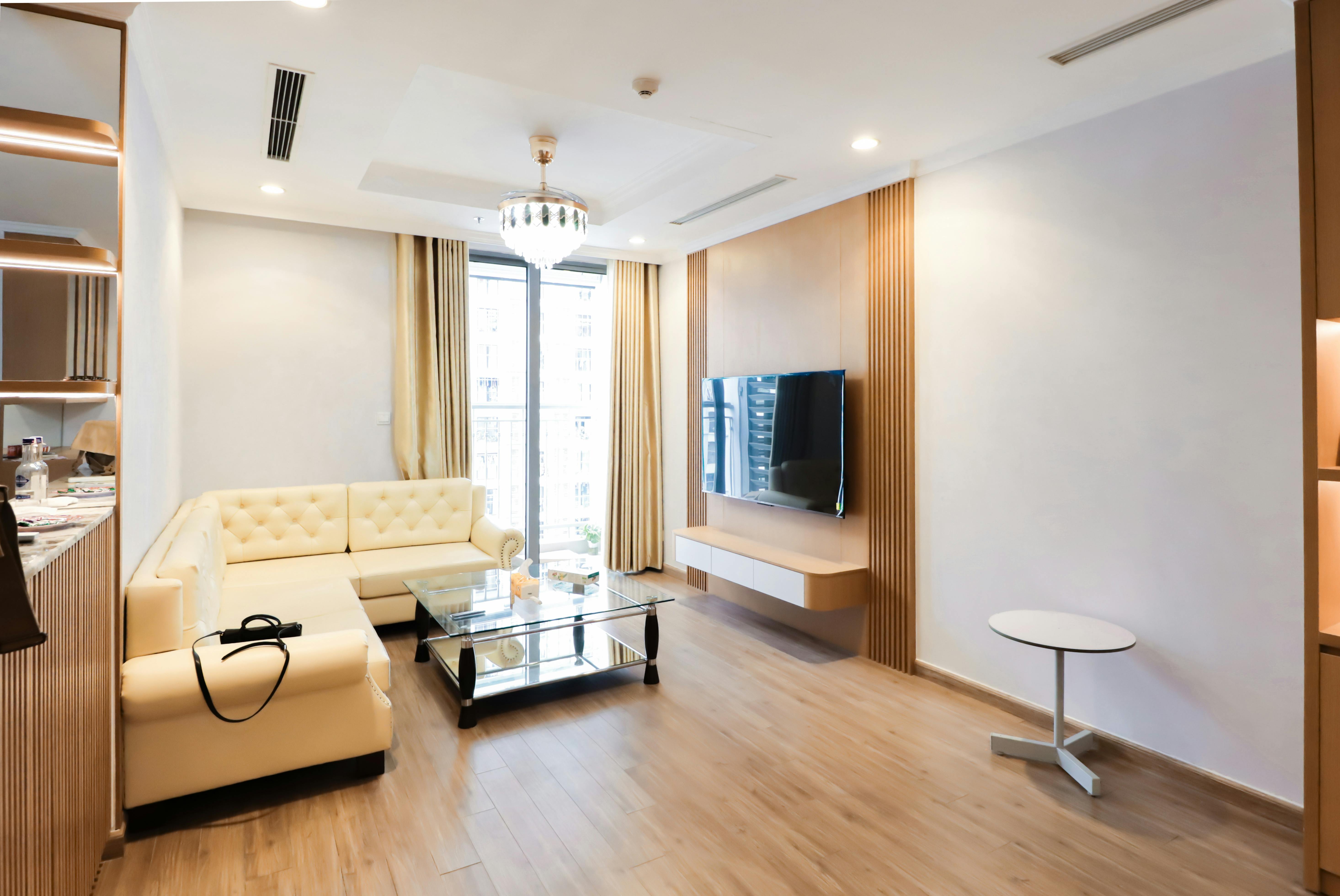 Modernes deutsches Wohnzimmer mit Sofa und passendem rechteckigem Holzcouchtisch auf Teppich