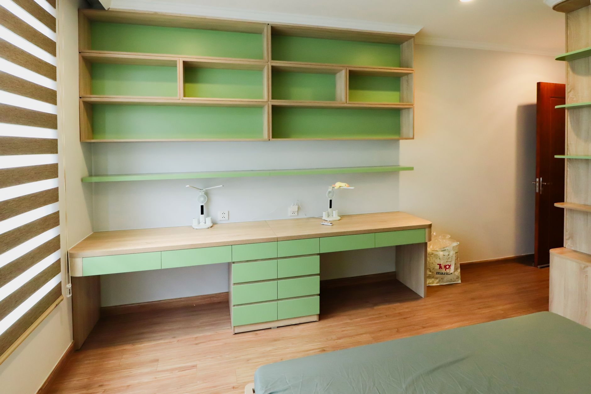 Bàn làm việc với văn bản pháp luật Việt Nam, kính lúp và màn hình hiển thị cập nhật năm 2026