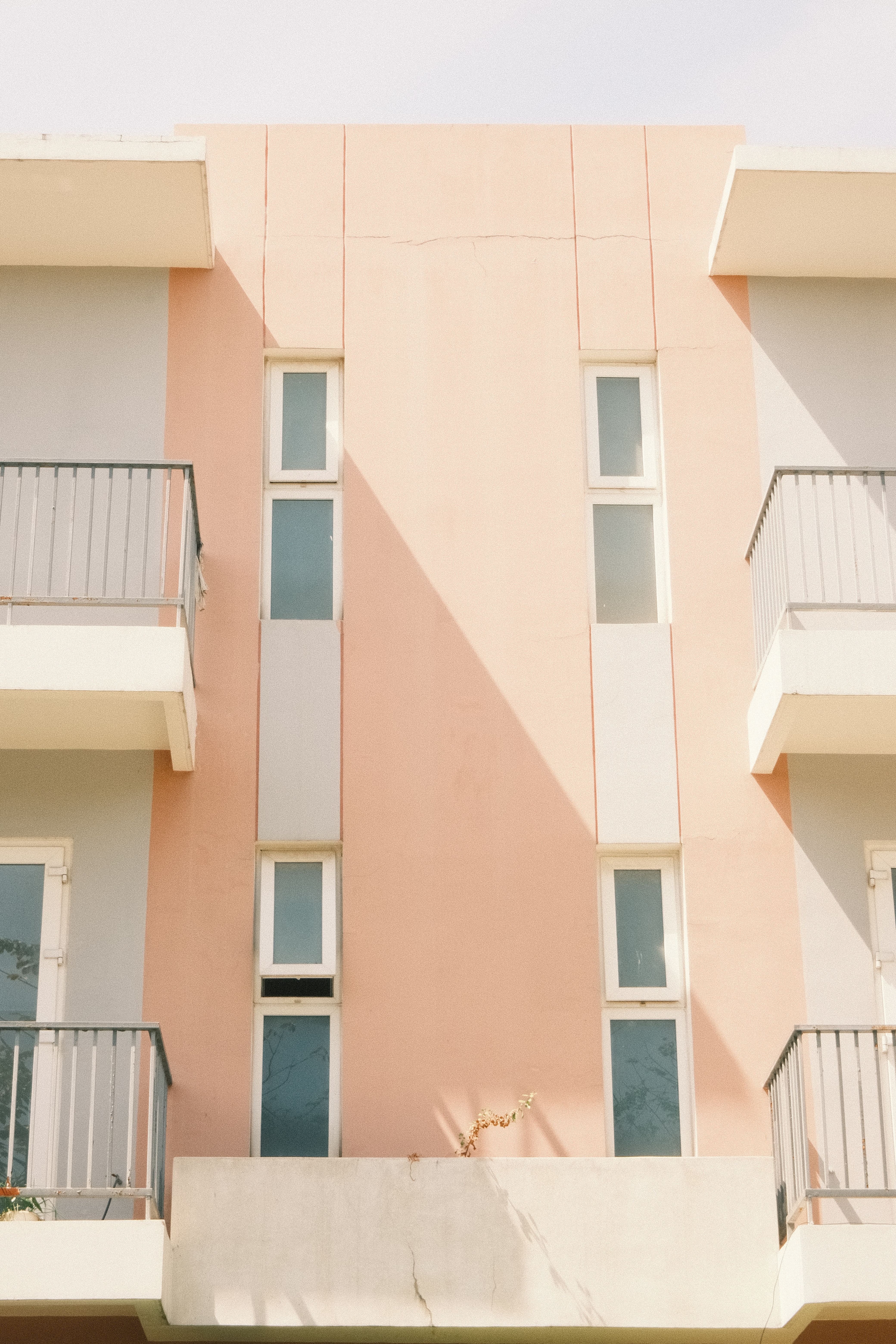 Kostenlos Fassade eines modernen Wohngebäudes mit Balkonen, die die urbane Architektur von Ho-Chi-Minh-Stadt widerspiegeln. Stock-Foto
