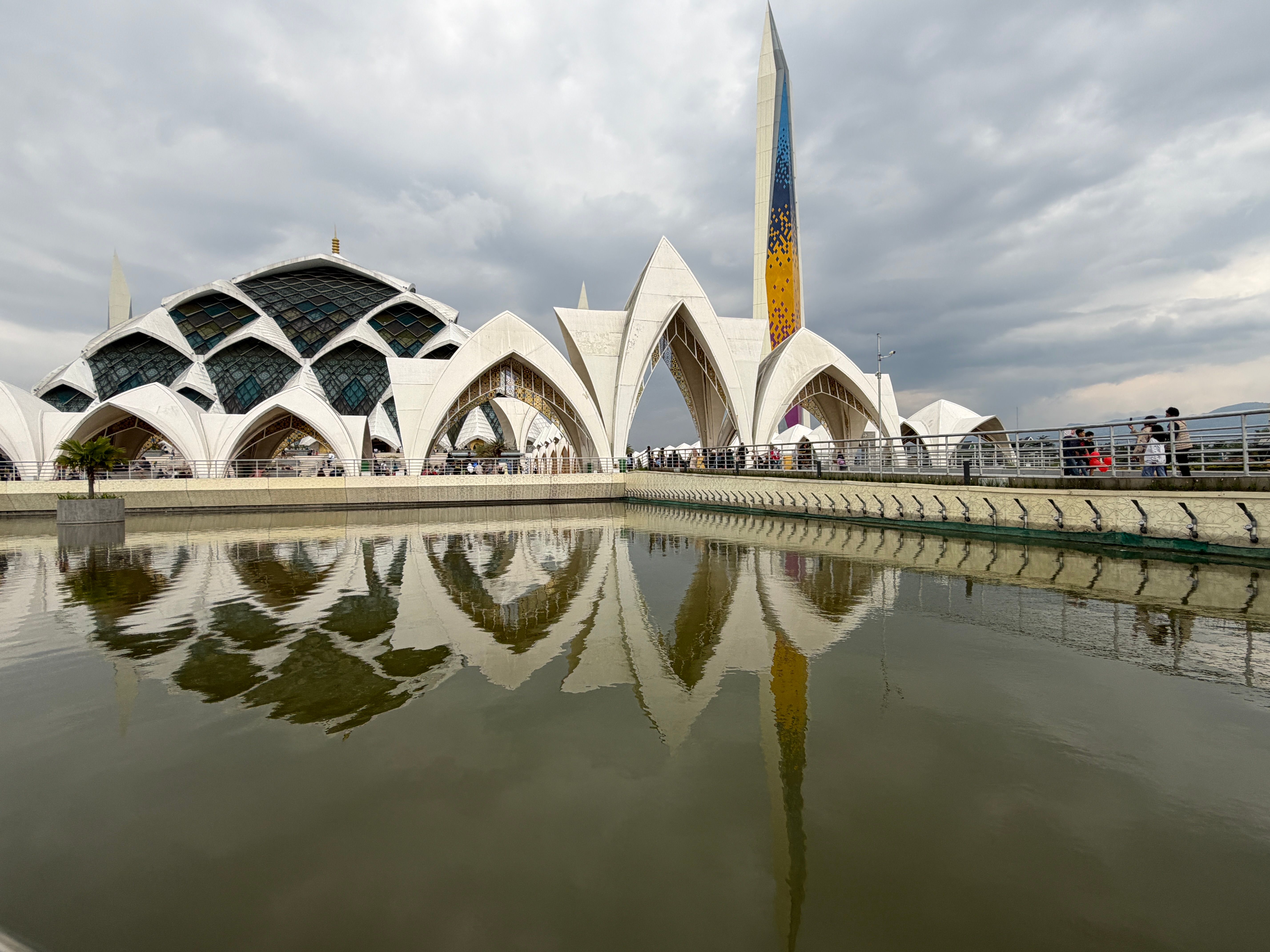 Modern Architectural Mosque with Reflective Pool · Free Stock Photo