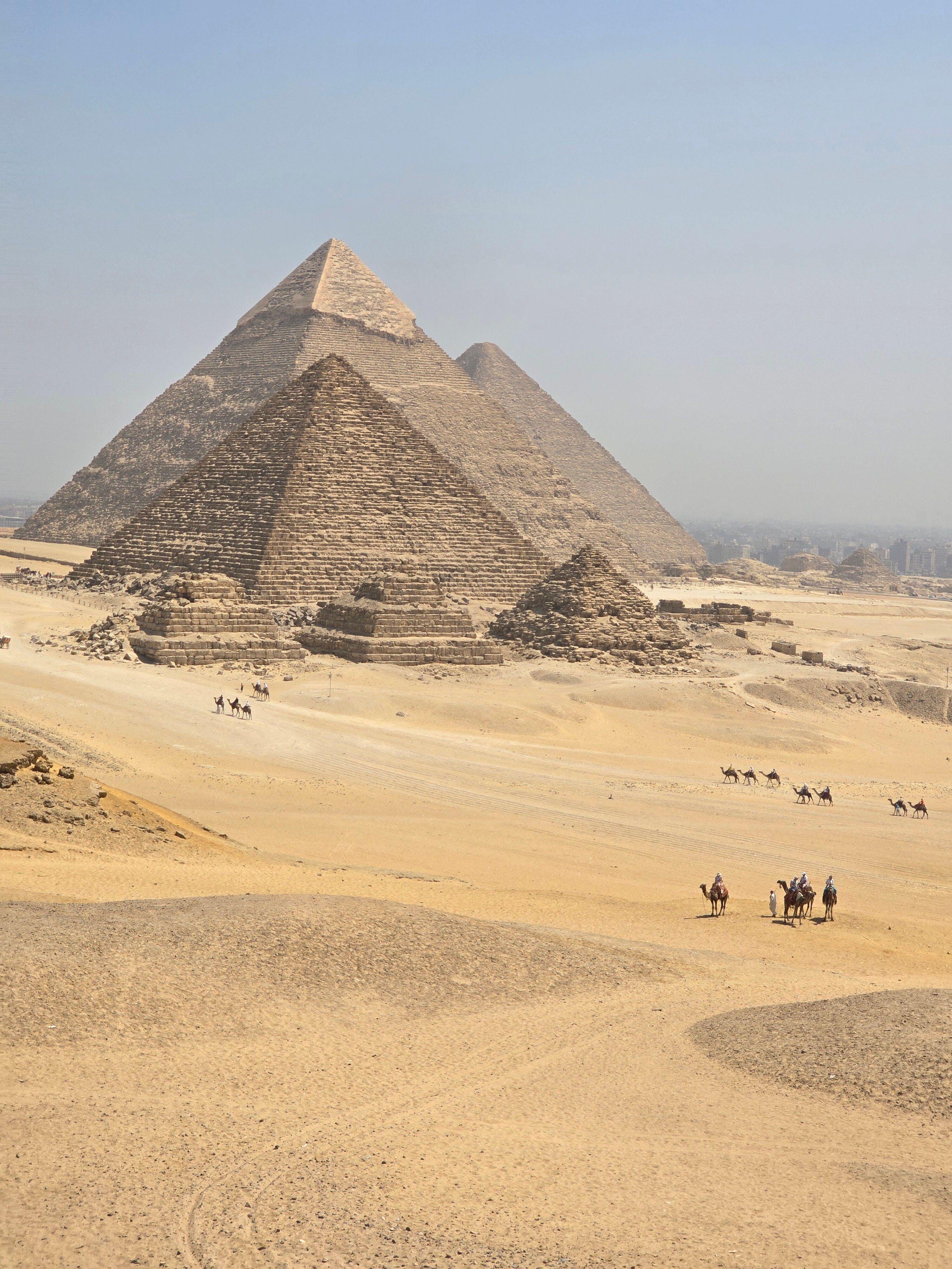 Pyramides De Gizeh Avec Des Chameaux Dans Un Paysage Désertique · Photo ...