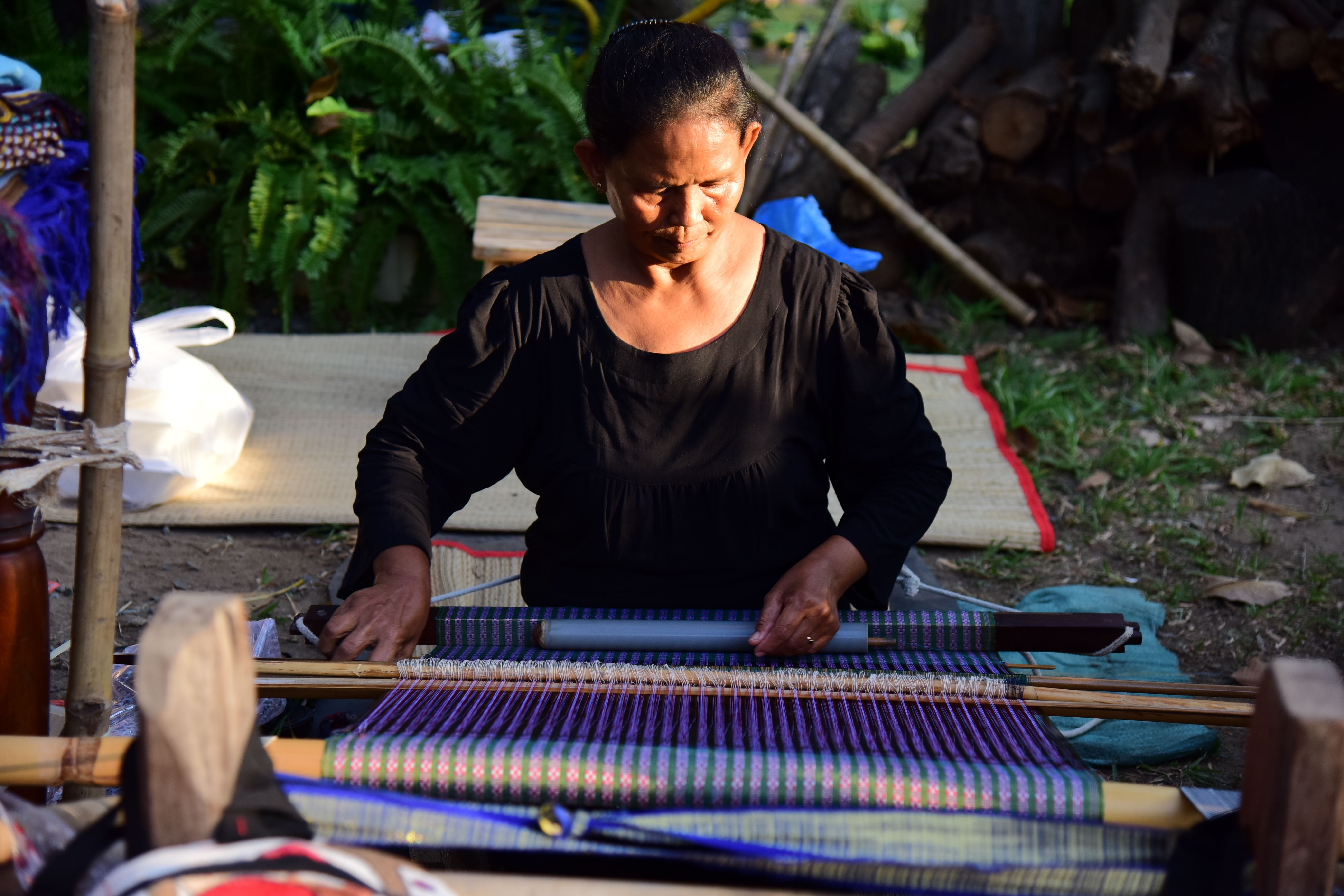 Traditional Weaving Artistry in Daylight · Free Stock Photo