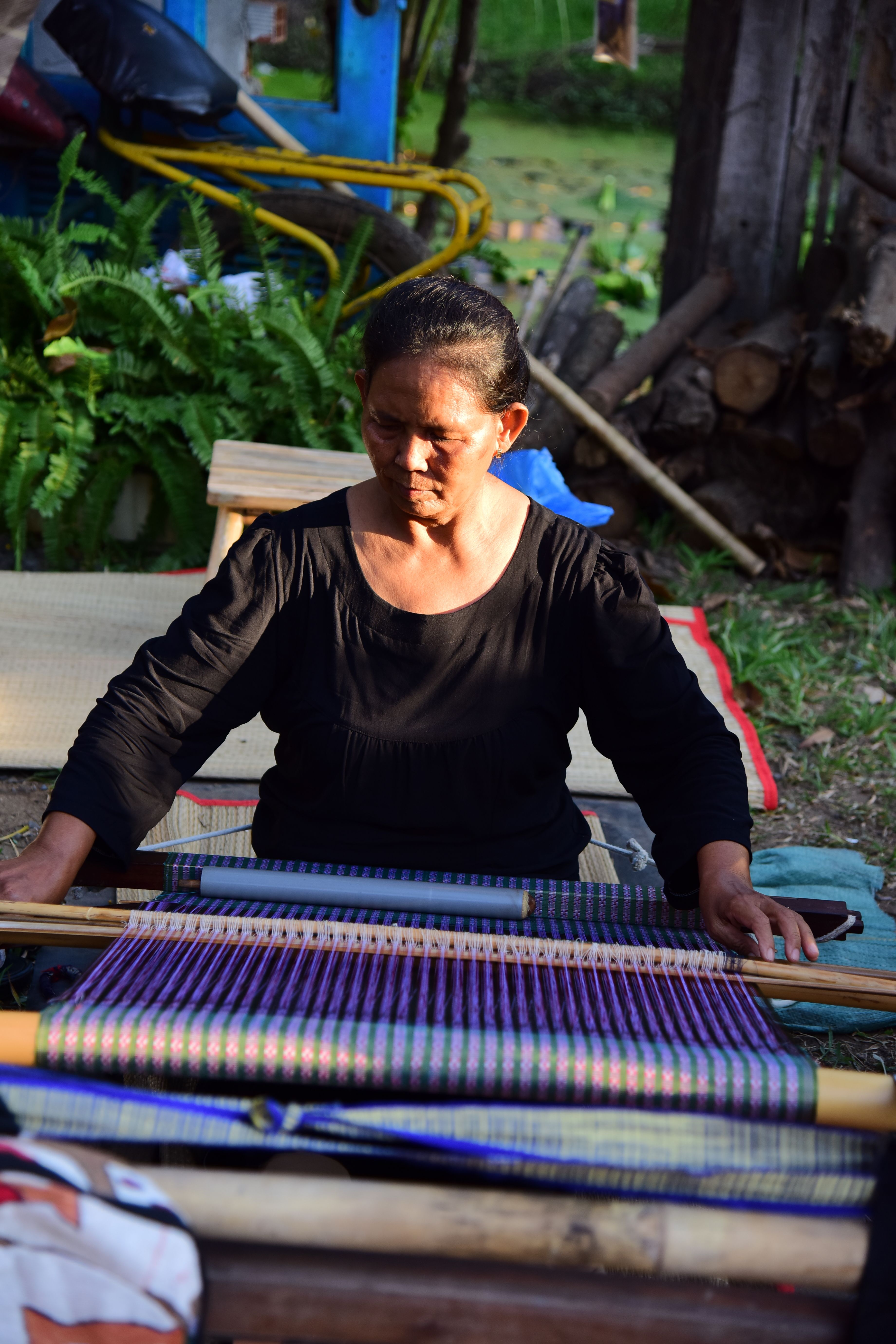 Traditional Handloom Weaving in Natural Setting · Free Stock Photo