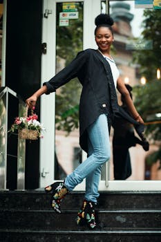 一位时尚女性手持鲜花，在户外微笑着，展现出现代风格