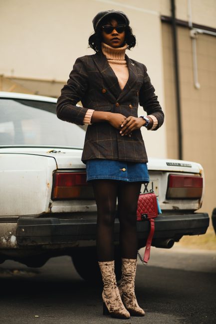 Giacca a quadri marrone e gonna di jeans: oggi porto anche il berretto 🧢
#lookdelgiorno #brown #blazer #skirt