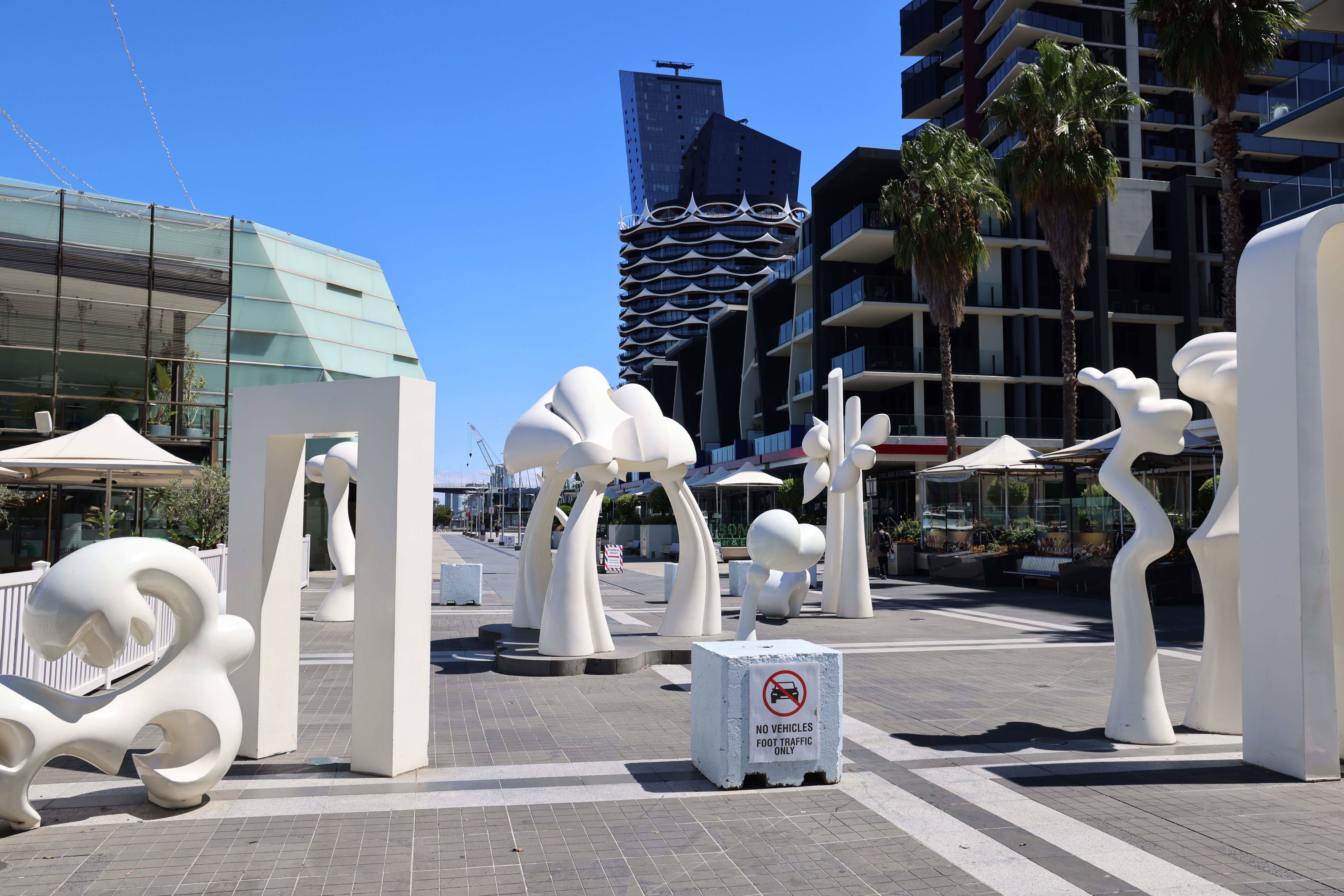 Escultura del oso en un entorno urbano