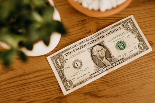 1 Nota De Dólar Americano Na Mesa