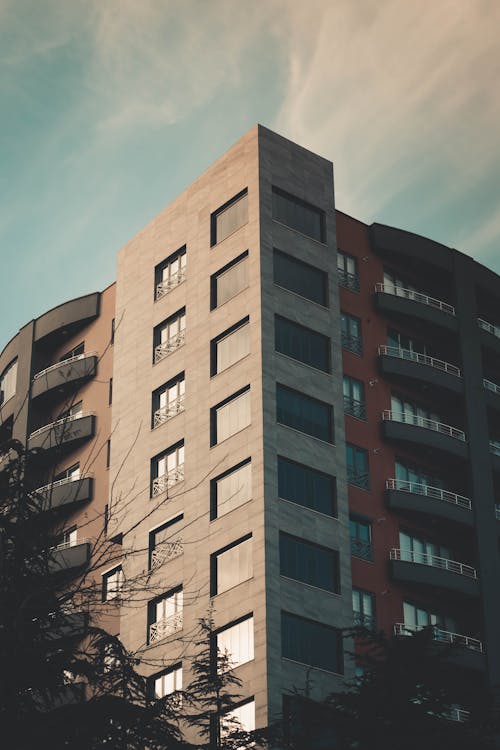 Foto Di Edificio In Cemento Marrone Durante L'alba