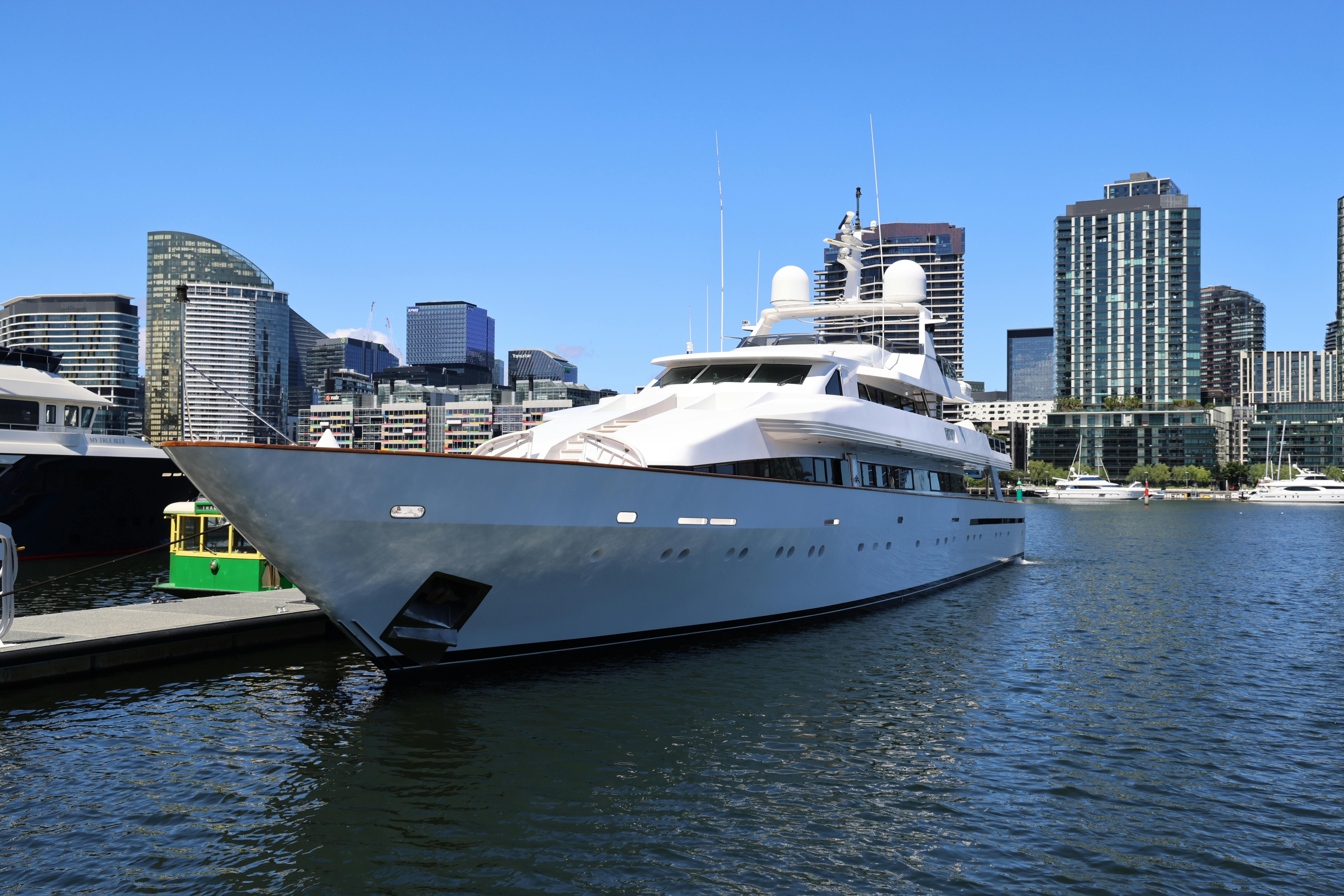 Budget travel vs luxury travel in 2026: Which is better? — Photo by Bal Jinder on Pexels