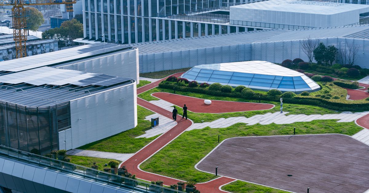 从空中俯瞰中国杭州一座现代建筑的屋顶花园,花园内设有步道。