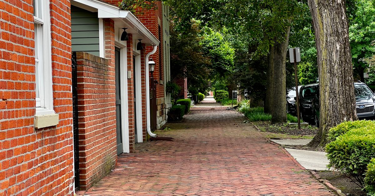 Explore a serene brick-paved street lined with historic buildings in Columbus, Ohio.
