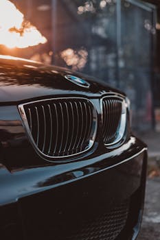 时尚豪华汽车的格栅，在日落反射下成为焦点，彰显出汽车的优雅