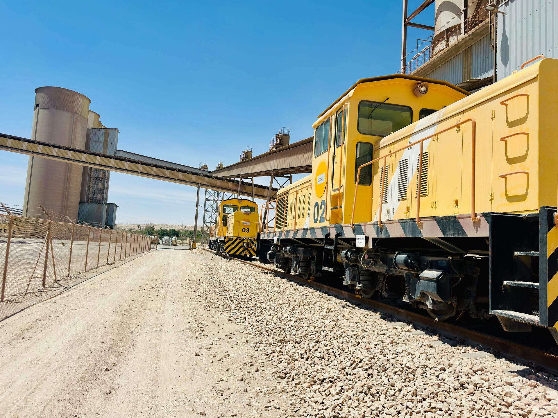 Bir fabrikada üretilen tren vagonları